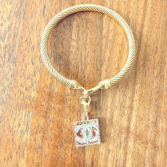 No Label Jewelry - Elegant Gold Bracelet with Iconic CC Charm